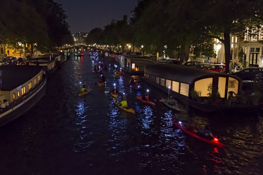 Nocne pływanie po Amsterdamie
Michał Torzecki
Nocny spływ po kanałach Amsterdamu powstałych po przegrodzeniu rzeki Amstel. 
PS. Nie bijcie za "częstochowski rym" w tytule.
