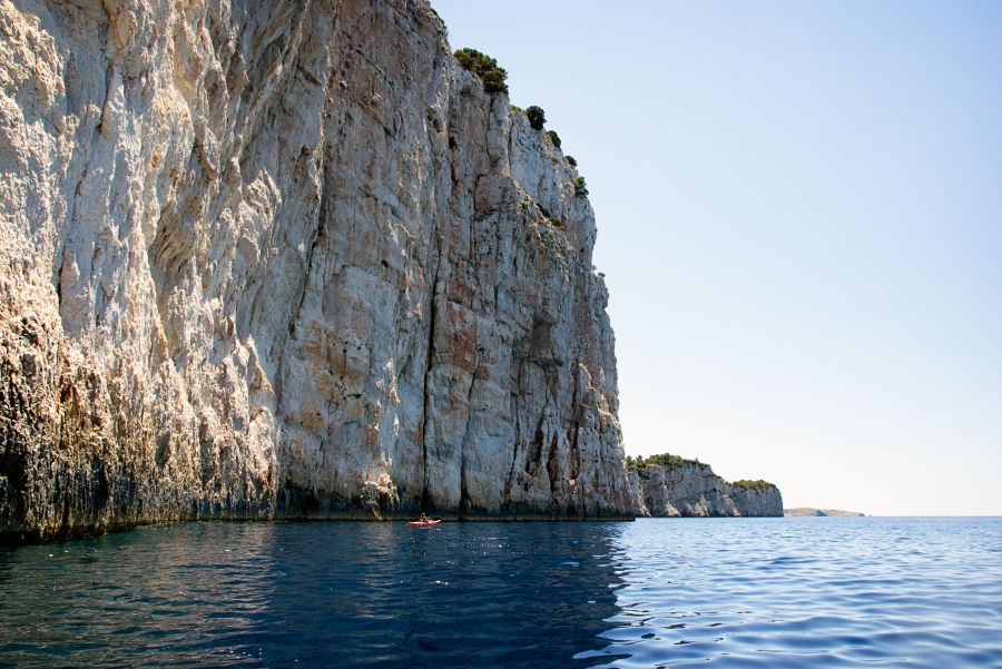 Ależ mały ten kajak
Wysokość do 140 metrów, 7 km długości - klif na wyspie Dugi Otok, Chorwacja.
