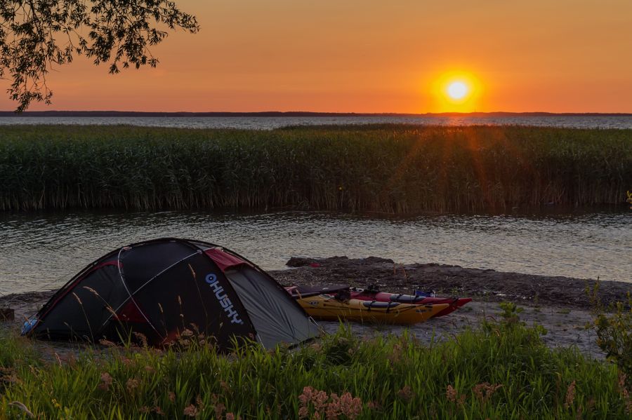Landszaft
Michał Torzecki
Niby fotografowanie zachodów słońca to koniec fotografa, chyba, że jest to zachód słońca nad Jeziorem Śniardwy, i na zdjęciu jest nasz namiot i nasze (żony i mój) kajaki i my tam jesteśmy razem.
