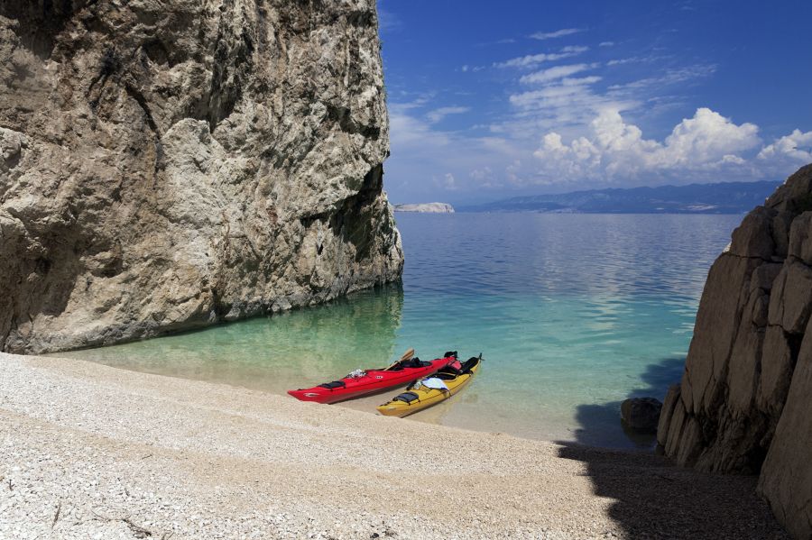 Mała plaża w załomie klifu na wyspie Krk, Chorwacja
Po piętnastu kilometrach klifu i skał takie cudo - da się biwakować.Velebitski Kanal
