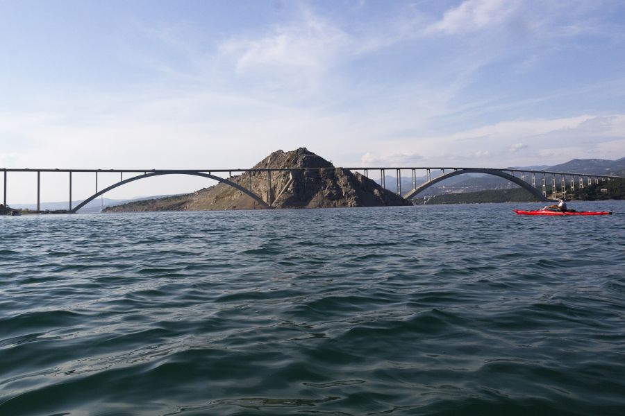 Most z lądu przez wyspę Sv. Marko na wyspę Krk. Chorwacja

