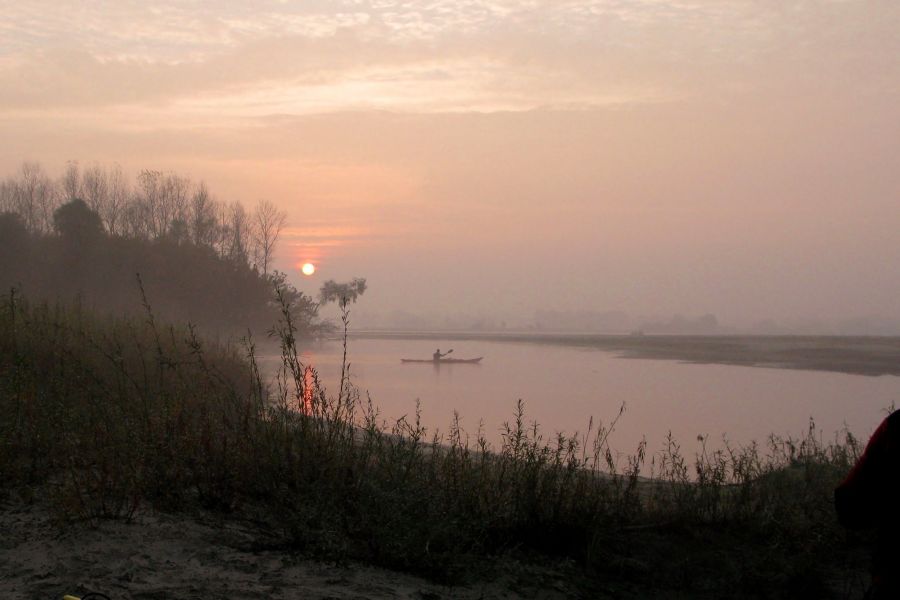 Mglisty poranek.
Wojtek Milewski
Rzeka Wisła , słońce przebijające się przez mgłę zapowiadało piękny poranek.

