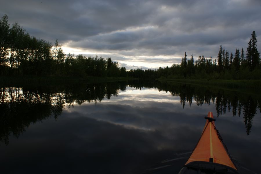 Zbliża się północ
Leszek Mazur
pkt: 6
Zdjęcie zrobione na jeziorze Vajunen w Finlandii w 2009 roku. Późny wieczór - a raczej koniec doby, pierwszy ładny dzień po długim okresie dosyć słabej pogody.
