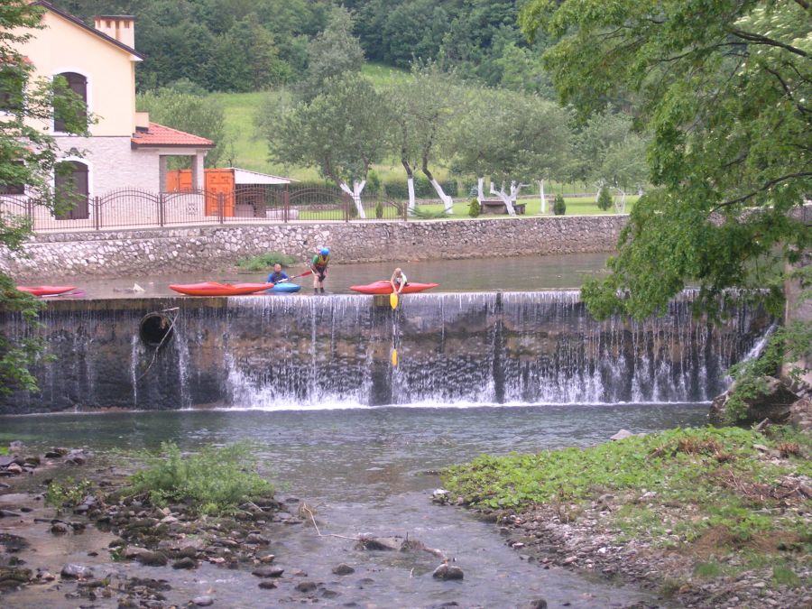 Nisko jest, skaczemy!
Rzeka Rijecina w Chorwacji. Czerwiec 2012.

