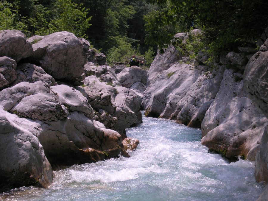 Zasadzka kajakowego fotoreportera.
Kanion rzeki Koritnicy, dopływu Socy w Słowenii. Czerwiec 2012. 
