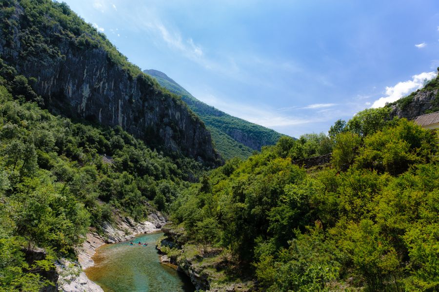 Droga do raju
Zdjęcie przedstawia dolinę Cijevny. Jeśli miałbym fotografią pokazać jak wyobrażam sobie podróż górskiego kajakarza do raju, to użyłbym tego zdjęcia.
Słowa kluczowe: Czarnogóra Montenegro Cijevna