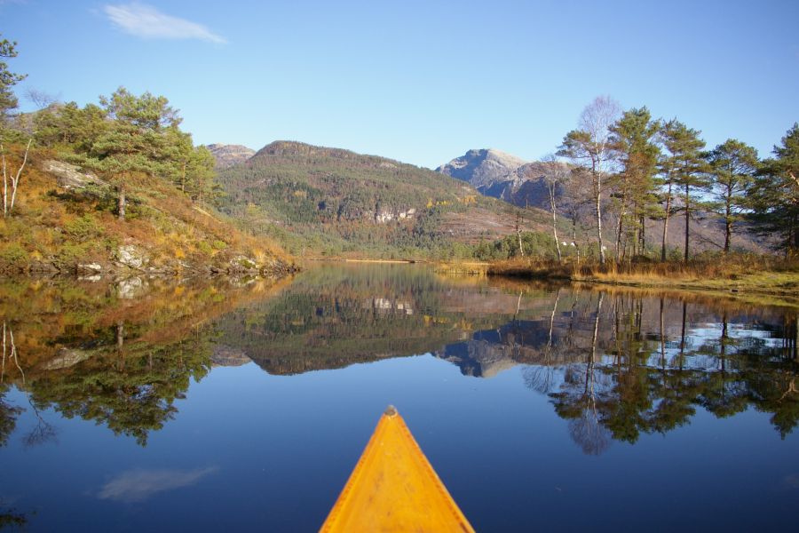 Spacer pazdziernikowy w kanu, jez. Vengsvatnet, Zachodnia Norwegia
Słowa kluczowe: kanu jesien plywanie