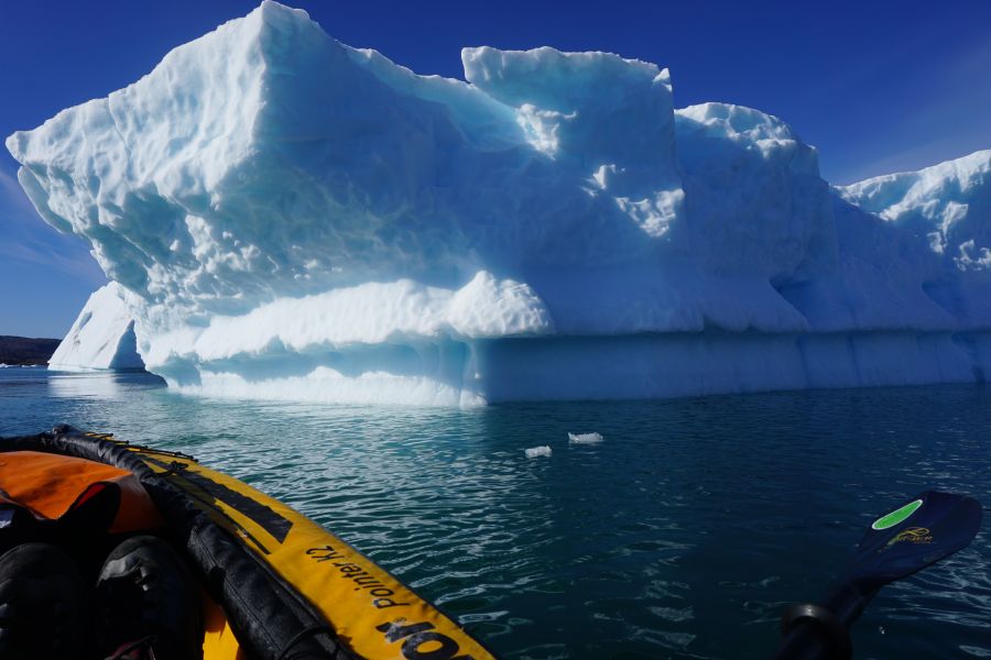 Keep out!
Na spokojnych wodach Ataa Sund i pośród majestatycznych gór lodowych w swoim dmuchanym lodołamaczu.
Słowa kluczowe: kajak, grenlandia, iceberg, ataa, kayak