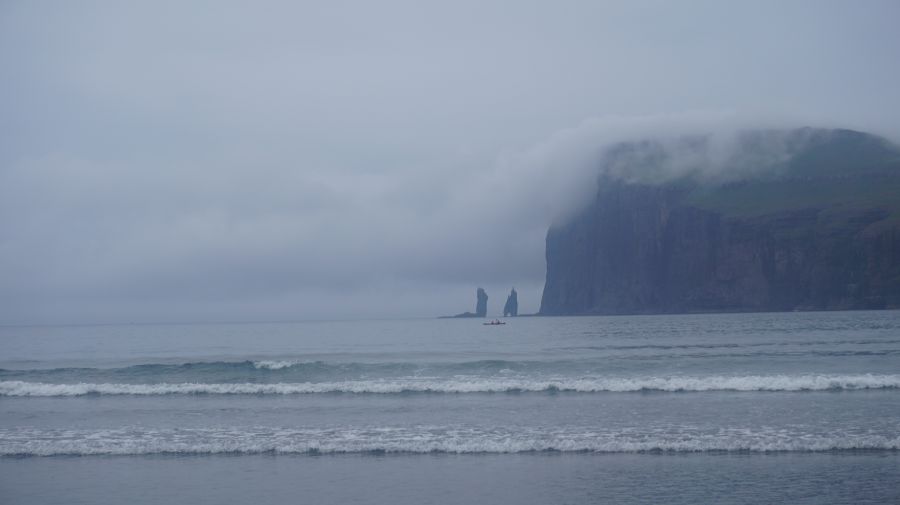 Wiedźma i Olbrzym
Z miejscowości Tjørnuvík  widać dwie iglice Risin i Kellingin (Olbrzym i Wiedźma).
Słowa kluczowe:  wyspyowcze, kajak, 