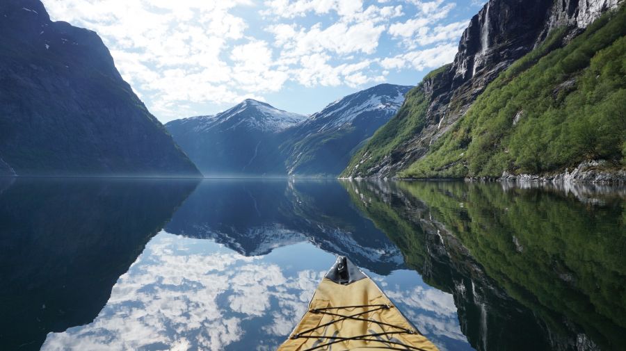 Poranne odbicie
Geirangerfjord, nieopodal Hellesylt, Norwegia.Poranne mgły..
Słowa kluczowe: kajak, geirangerfjord, geiranger, norwegia, fiord