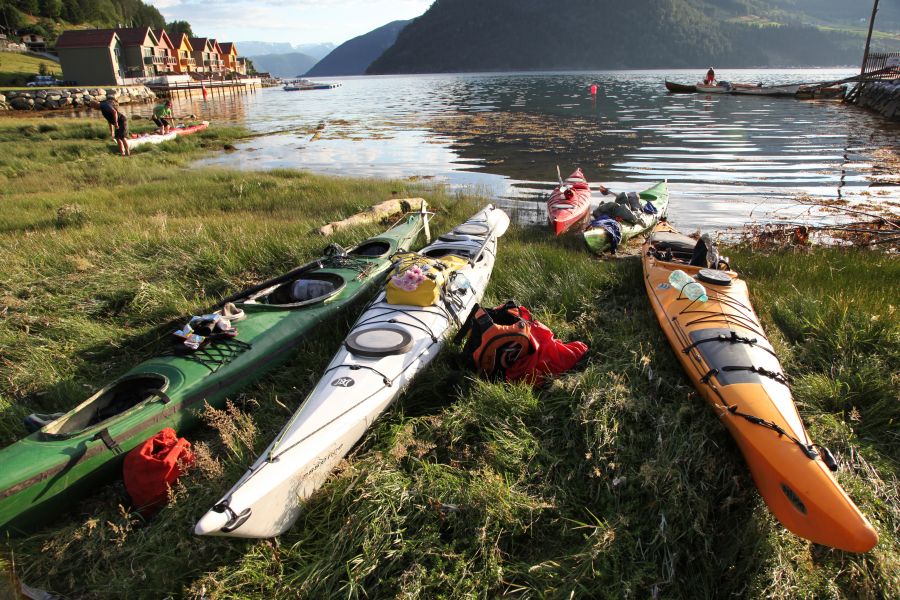 Tu jest ładnie, tu możemy nococwać.
Amlesanden Camping, zatoka na północnym brzegu Sgnefjord, Norwegia. Lądowanie na pięknej trawce. Godzinę póżniej był duży przypływ i wody po kolana.
Słowa kluczowe: Amlabukti, Sognefjord, Norwegia