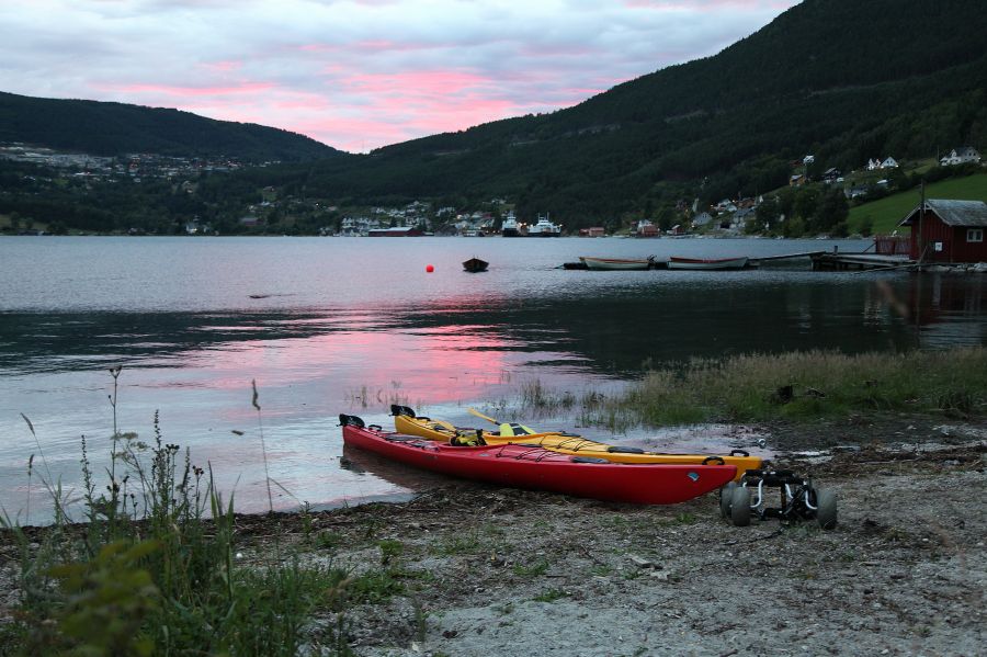 Chłodno ale romantycznie
Cudowny zachód słońca w Amlesanden Camping, Norwegia.
Słowa kluczowe: zachód słońca, Norwegia