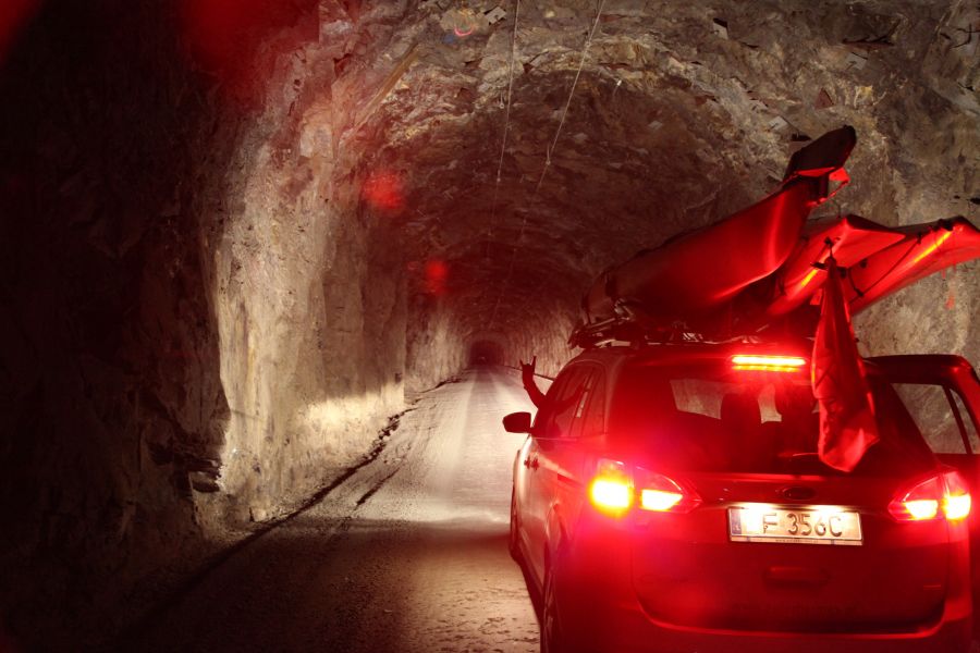 Road to hell
Surowy tunel do Nyhellervatn, Norwegia. Wąsko, bez oświetlenia, nie widać końca tunelu. 
Słowa kluczowe: tunel, Nyhellervatn
