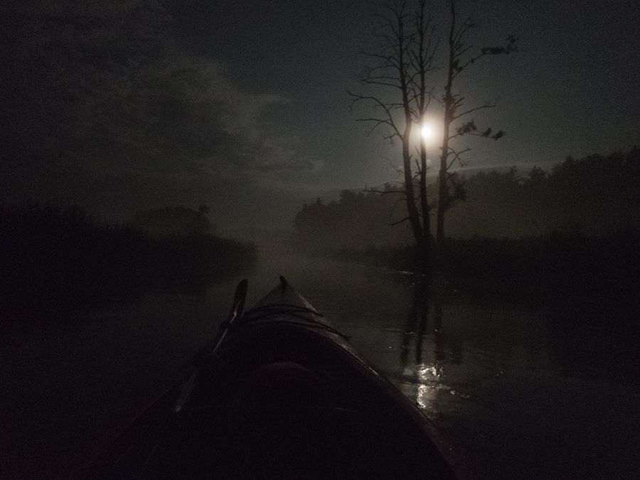 Nocna Wda
Zdjęcie zrobione na nocnym spywie Wdą w trakcie pełni księżyca. 
Słowa kluczowe: Wda