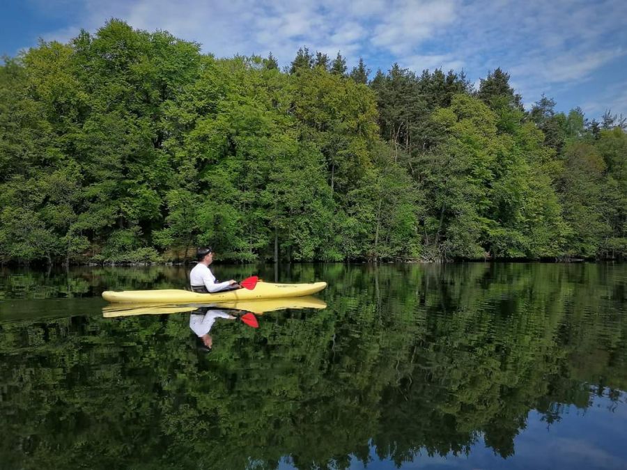 Słowa kluczowe: Jezioro Jasień odbicie odbicia kajak wiosna relaks przygoda