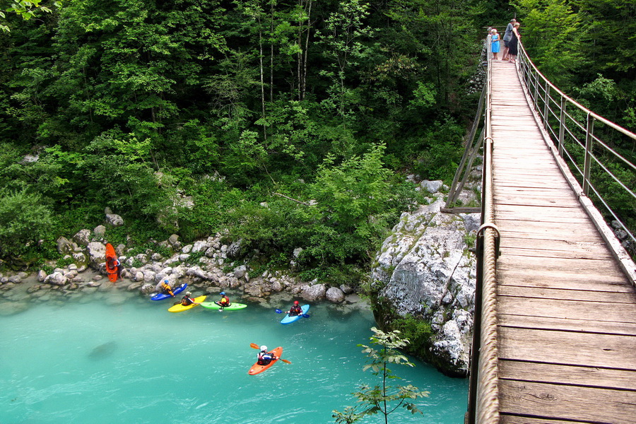 "The Emerald Beauty" 2
Wodowanie kajakarzy górskich koło wiszącego mostu, nad kryształowo czystą, szmaragdową ("The Emerald Beauty"), przeraźliwie zimną Soczą. Złota godzina daje niesamowite nasycenie barw. Słowenia, Alpy Julijskie, rzeka Soča na północ od Kobaridu, lipiec 2008 (46°15'22.99"N,  13°35'13.62"E).
Słowa kluczowe: Socza, Soča, Alpy, Julijskie, Kobarid