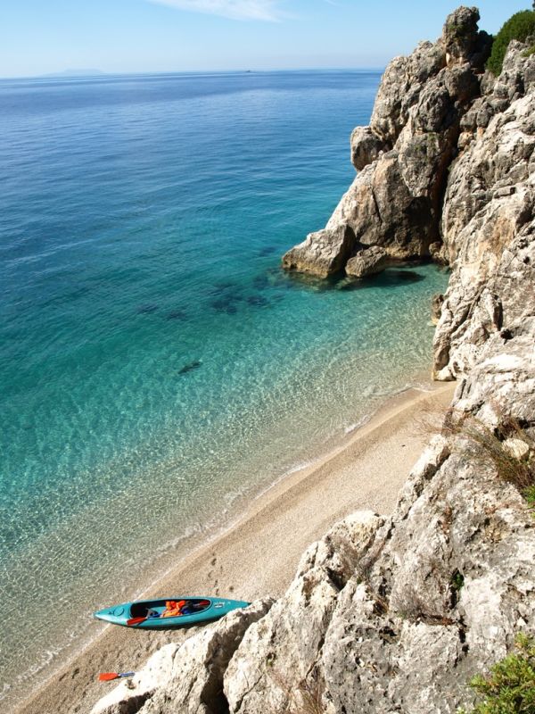 Albańska dzika plaża
fot. Ryszard August
...dostępna tylko kajakiem
